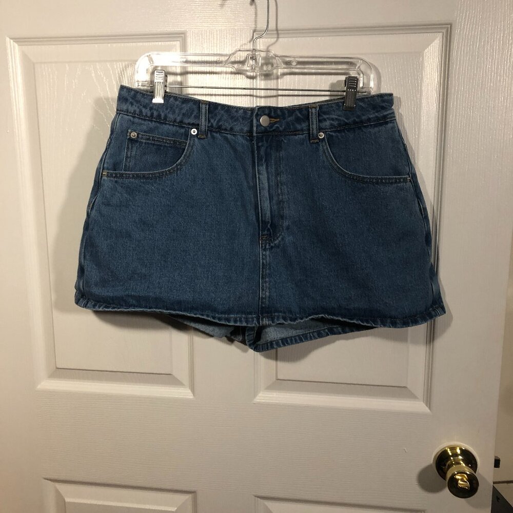 Showpo jeans skort, size 10, three front pockets, 10